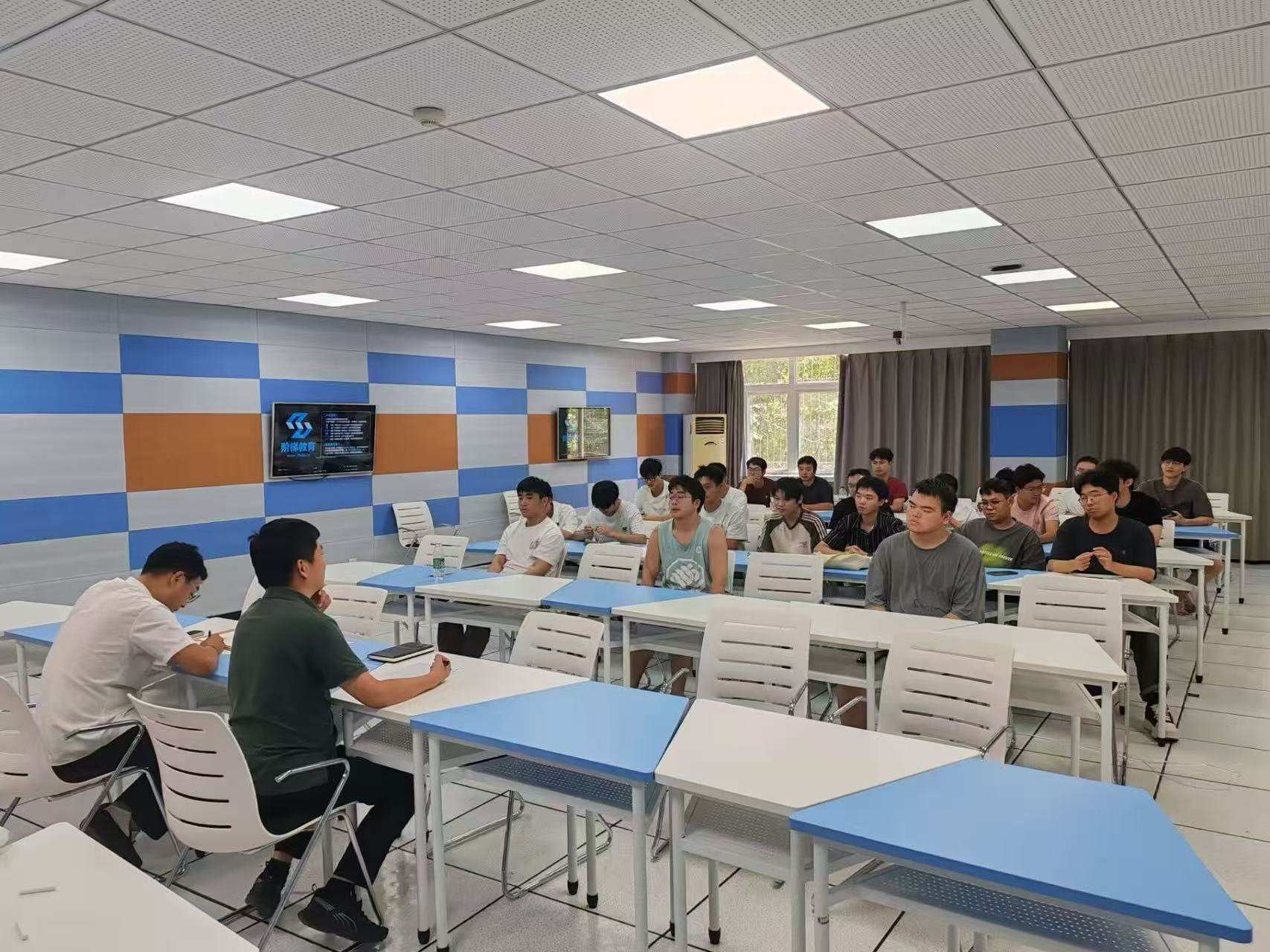 ​歇马曲轴校企合作订单班中期交流会顺利召开 校企共育人才迈入新阶段