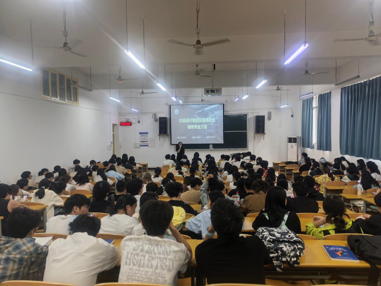 【学生发展】拓宽成才赛道 赋能多元发展  ——机电工程学院开展机械设计制造及其自动化辅修专业宣讲